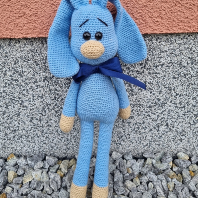 Háčkovaný modrý zajačik