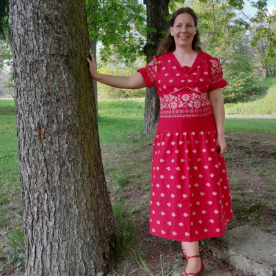 Folklórne červené šaty s bielymi kvetmi