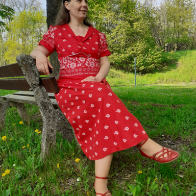 Darček pre ženu - ORIGINALITKA!!! - folklórne červené šaty s bielymi kvetmi