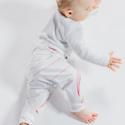 Detské rastúce tepláčiky - Bielo červené (Udržateľný bukový úplet)