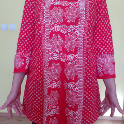 Darček pre ženu - Červená tunika s bielymi folklórnymi ornamentmi - výrazná zľava!