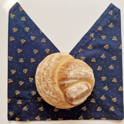 Bavlnené vrecko - šatka na chlieb v slovenskom ľudovom štýle.