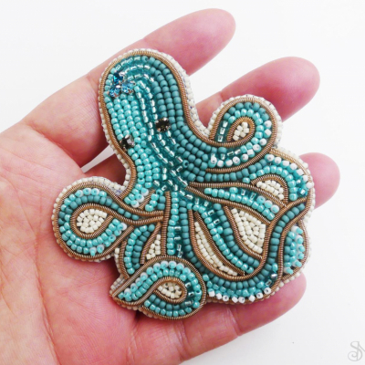 Handmade šitá korálková brošňa chobotnica