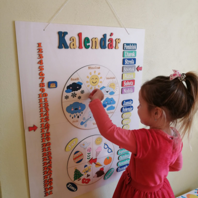 Veľký drevený kalendár pre deti v štýle Montessori