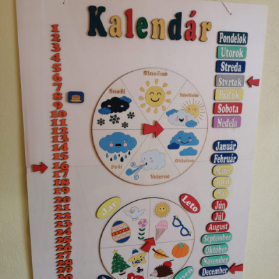 Veľký drevený kalendár pre deti v štýle Montessori