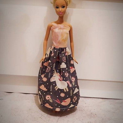 Dvojfarebné dlhé šaty s jednorožcami  pre Barbie