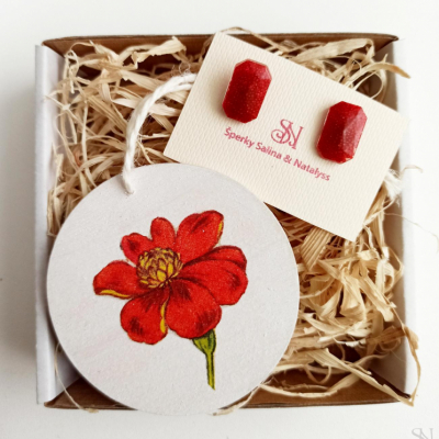 Malý červený darčekový box s náušnicami a dekoráciou