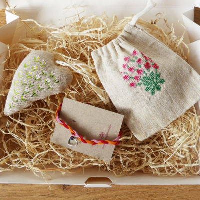 Darčekový box pre ženy s náramkom a dekoráciami