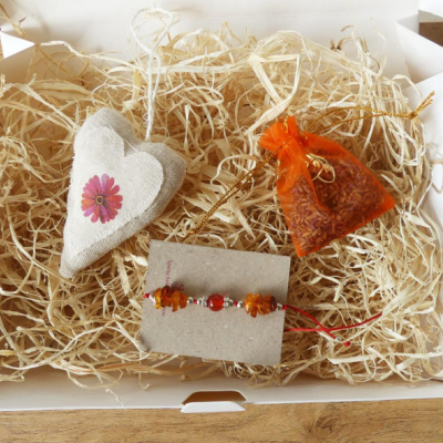Oranžový darčekový box pre ženy s náramkom a dekoráciami