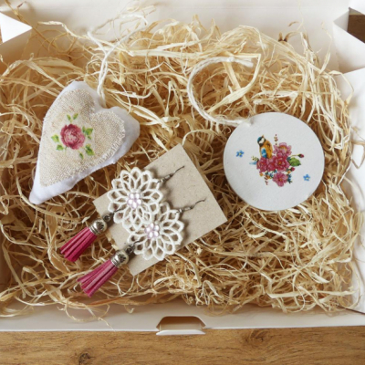 Ružový darčekový box pre ženy so strapcovými náušnicami a dekoráciami