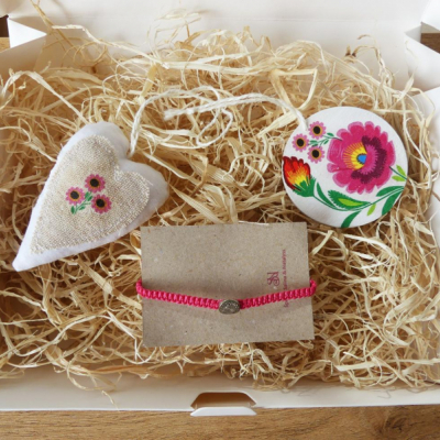 Cyklámenový darčekový box pre ženy s náramkom a dekoráciami