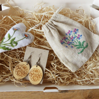 Darčekový box s folklórnymi náušnicami a dekoráciami