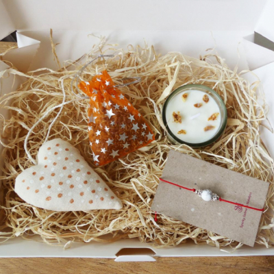 Oranžový darčekový box pre ženy s náramkom, sviečkou a dekoráciami