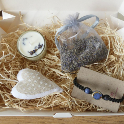 Modrý darčekový box pre ženy s náramkom, sviečkou a dekoráciami