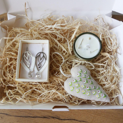 Biely darčekový box pre ženy s náušnicami, sviečkou a dekoráciami