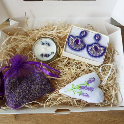 Levanduľový darčekový box pre ženy s náušnicami, sviečkou a dekoráciami