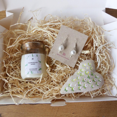 Jazmínový darčekový box pre ženy s náušnicami, sviečkou a dekoráciami