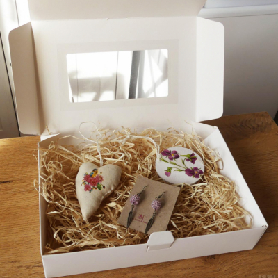 Fialový darčekový box pre ženy s náušnicami a dekoráciami
