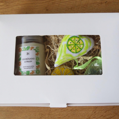 Citrusový darčekový box pre ženy s brošňou, sviečkou a dekoráciou