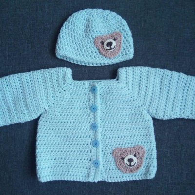 Háčkovaný sveter a čiapka pre bábätko chlapca s mackom