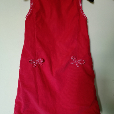 Dievčenské šaty červené s bodkovanou stužkou
