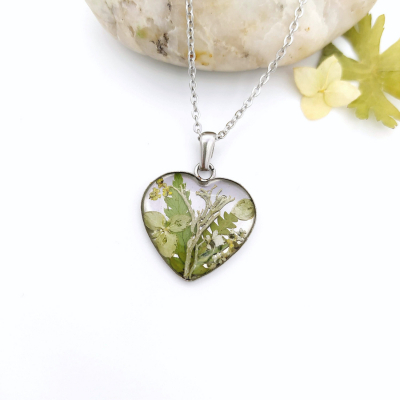 Živicový oceľový náhrdelník _ Zelené srdce