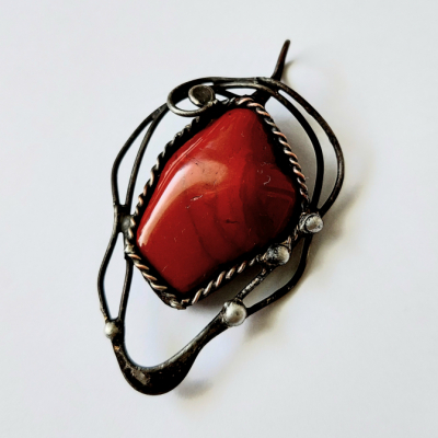 Cínovaný tiffany prívesok s liečivým kameňom jaspisom červeným