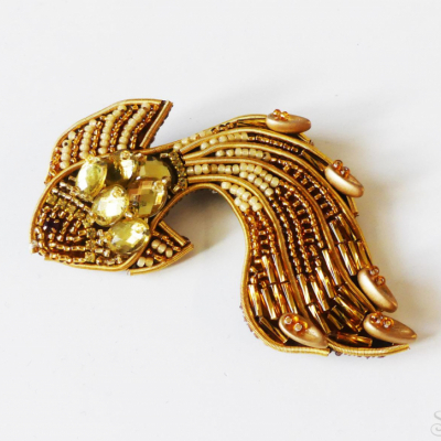 Handmade šitá korálková brošňa zlatá rybka