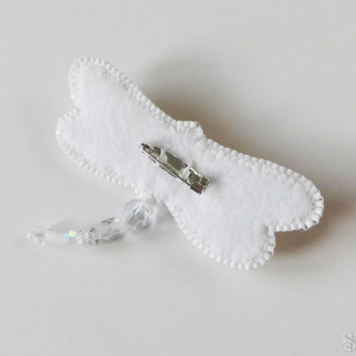 Handmade šitá korálková brošňa biela vážka