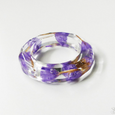 Živicový prsteň s fialovými kvetmi