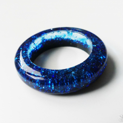 Živicový prsteň s modrými a čiernymi trblietkami