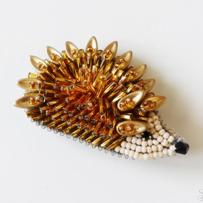 Handmade šitá korálková brošňa ježko