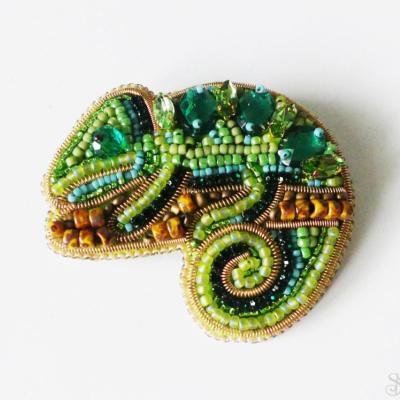 Handmade šitá korálková brošňa chameleón