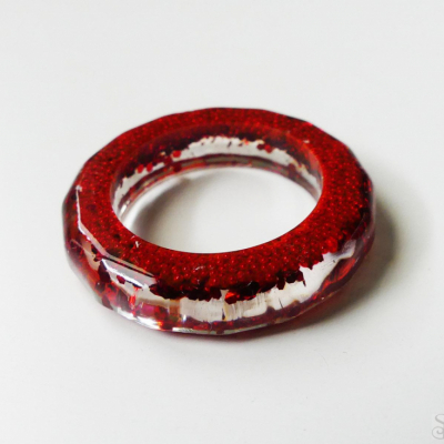 Živicový prsteň s červenými trblietkami