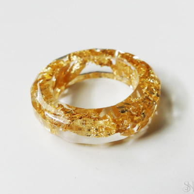 Živicový prsteň so zlatými kovovými fóliami
