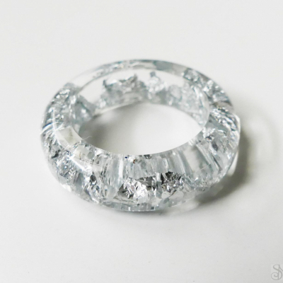 Živicový prsteň so striebornými kovovými fóliami