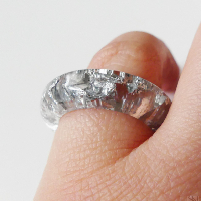Živicový prsteň so striebornými kovovými fóliami