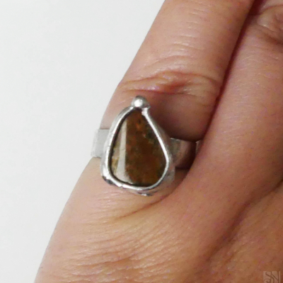 Cínovaný prsteň s liečivým polodrahokamom bronzitom