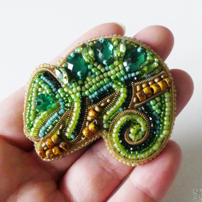 Handmade šitá korálková brošňa chameleón