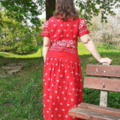 Darček pre ženu - ORIGINALITKA!!! - folklórne červené šaty s bielymi kvetmi