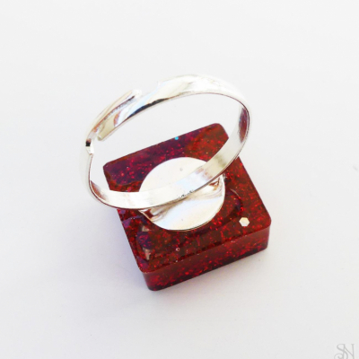Handmade živicový štvorcový prsteň s červenými trblietkami
