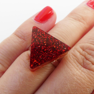 Handmade živicový trojuholníkový prsteň s červenými trblietkami