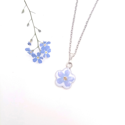 Oceľový živicový náhrdelník _ Nezábudka 3 (kvetinka)