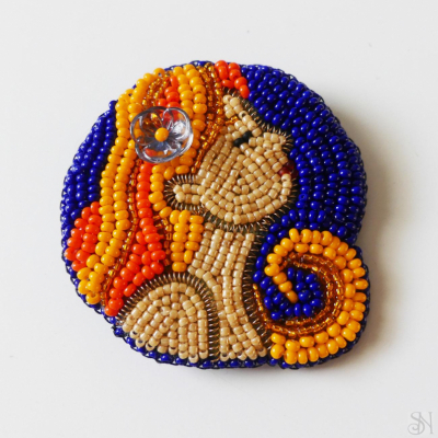 Handmade šitá korálková brošňa pre znamenie zverokruhu - panna