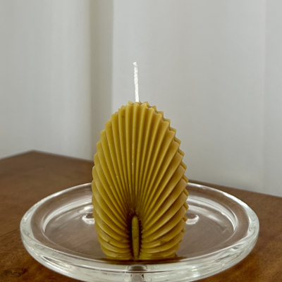 Dekoračná sviečka z včelieho vosku - skladaný oblúk v natural žltej farbe