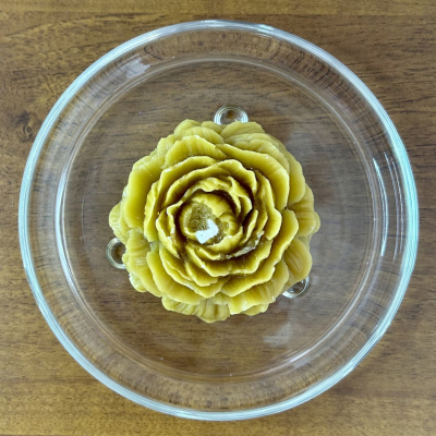 Dekoračná sviečka z včelieho vosku - kvet v natural žltej farbe