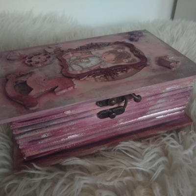 Drevená  truhlička -kniha pre dievčatá