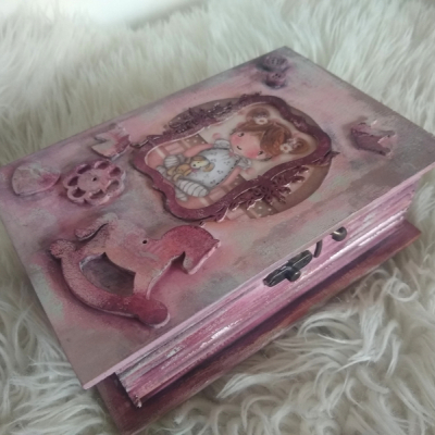 Drevená  truhlička -kniha pre dievčatá