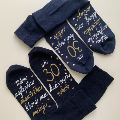 Set maľovaných ponožiek k výročiu s nápisom: 