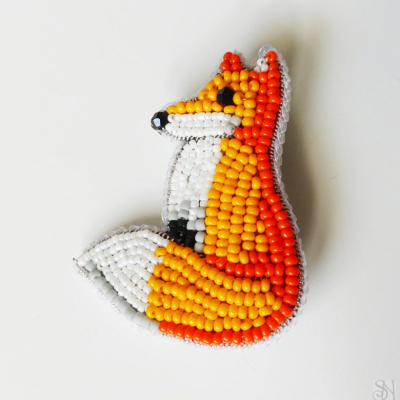Handmade šitá korálková brošňa líška